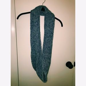 BLUE AND WHITE KNIT SCARF💙⚪️